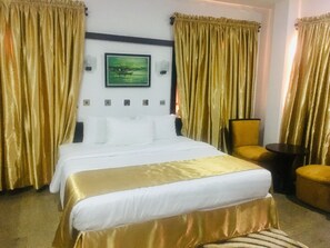 セーフティボックス (室内)、デスク、ノートパソコン用作業スペース、遮光カーテン