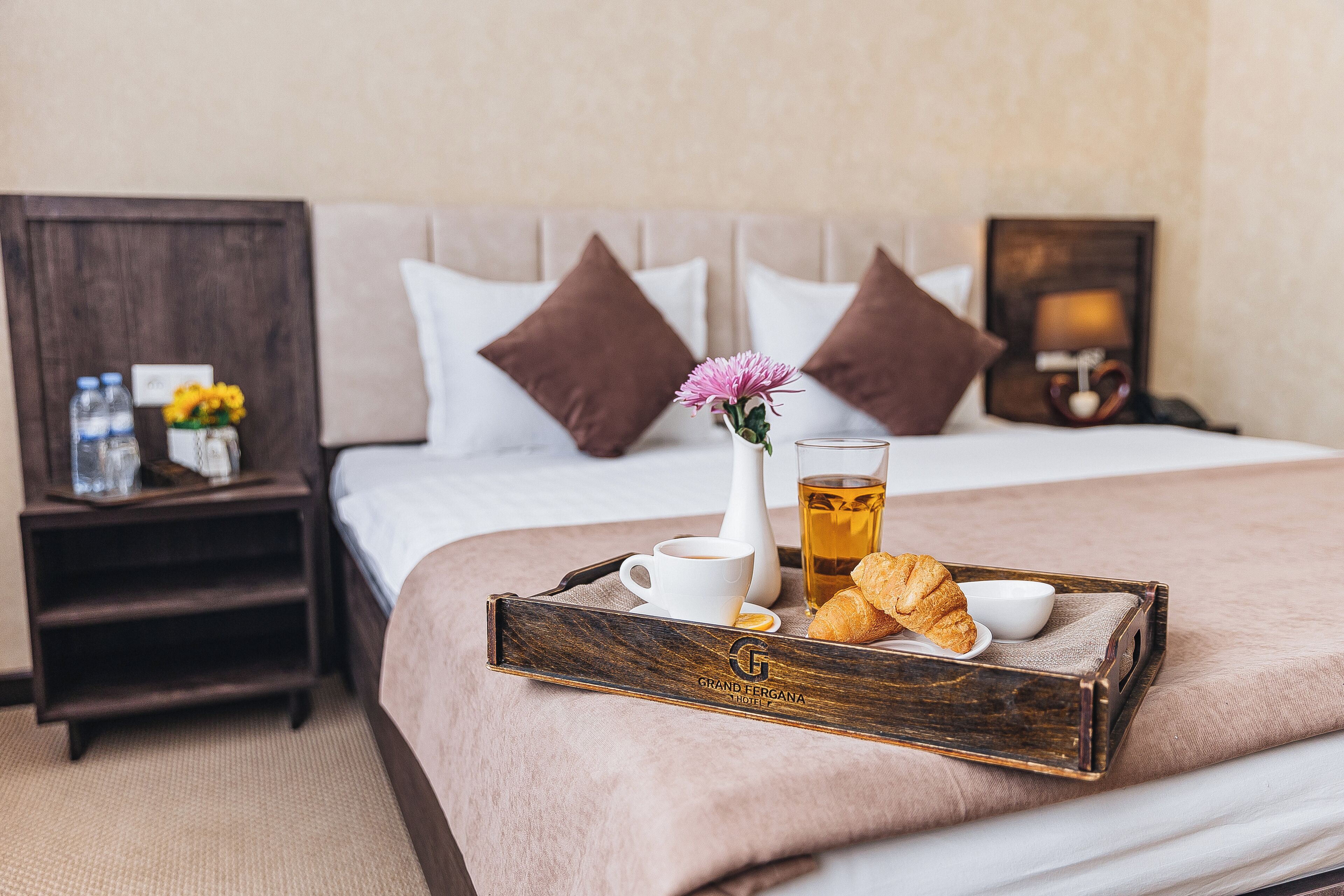 Deluxe Room, 1 King Bed | In-room dining