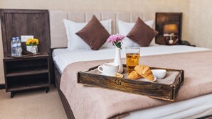 Rom – deluxe, 1 kingsize-seng | Spiseområde på rommet