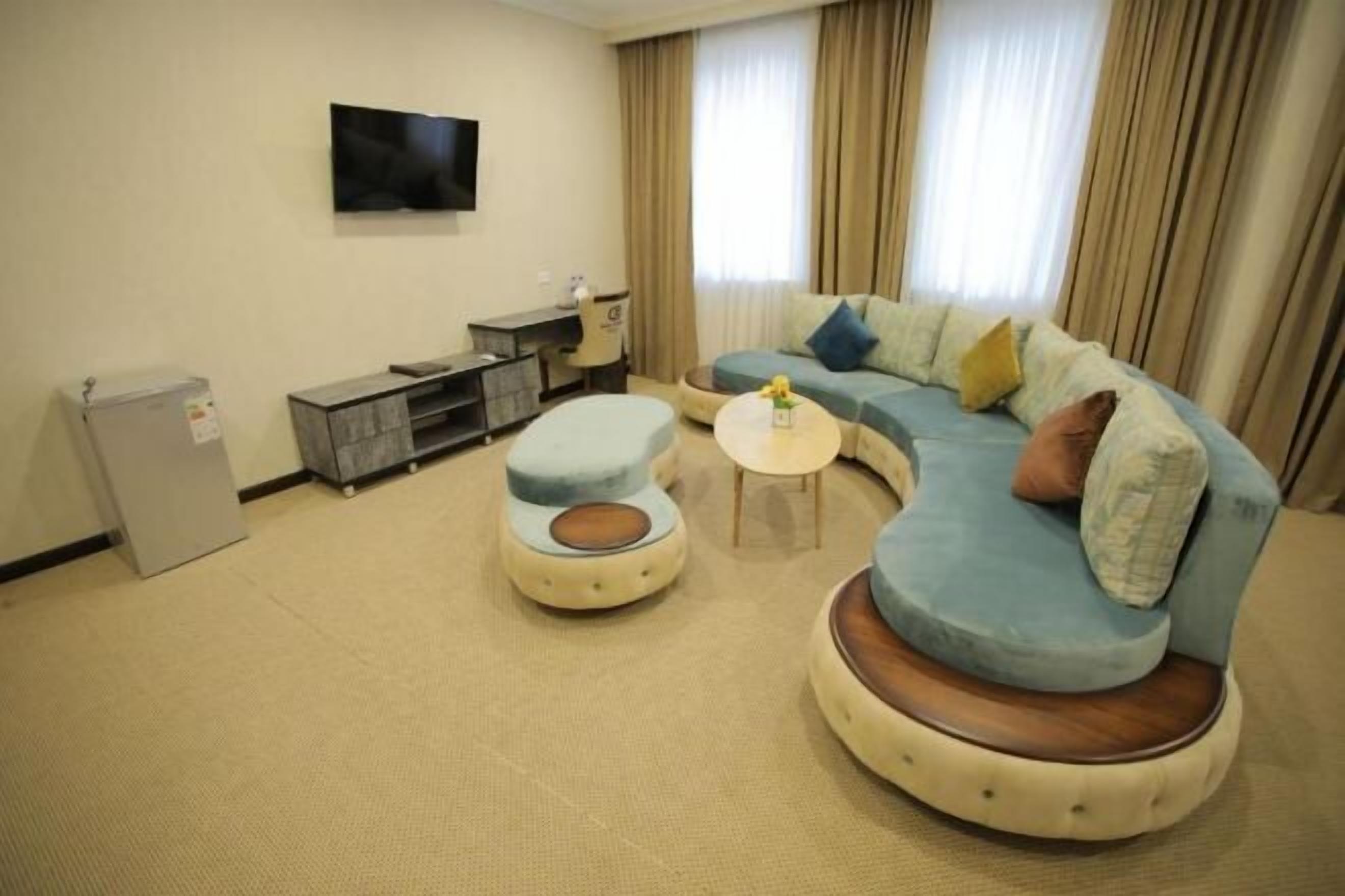 起居区 | 32-厘米智能电视（配备卫星频道）、电视、加热地板