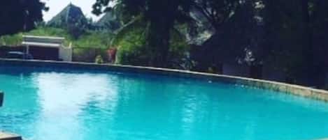 Piscina all'aperto, lettini