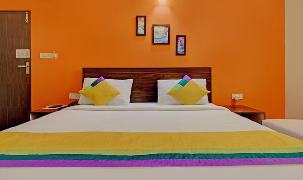 Työpöytä, äänieristys, silitysrauta/-lauta, lisävuoteet