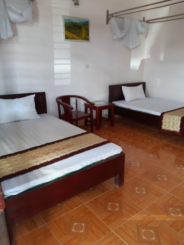 Habitación con 2 camas individuales | Escritorio, insonorización, wifi gratis y ropa de cama 