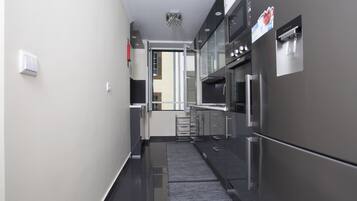 House, 3 Bedrooms | Private kitchen | Full-size fridge, microwave, oven, stovetop