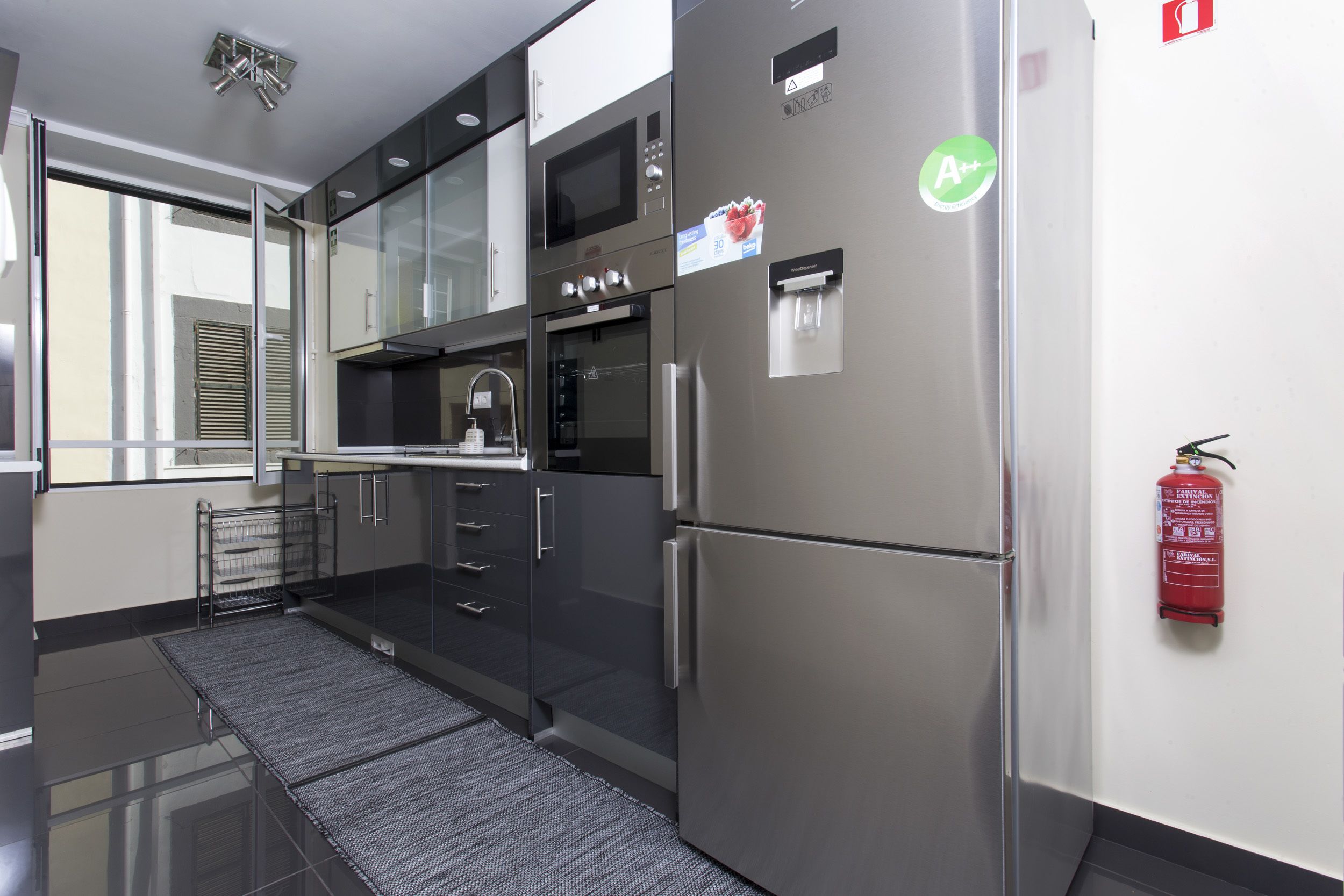 House, 3 Bedrooms | Private kitchen | Full-sized fridge, microwave, oven, stovetop