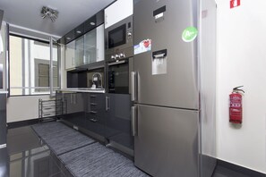 House, 3 Bedrooms | Private kitchen | Full-size fridge, microwave, oven, stovetop - Antonella Home Funchal (Funchal)