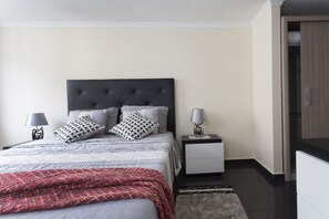 Casa, 3 habitaciones | Cortinas blackout, insonorización y tabla de planchar con plancha 
