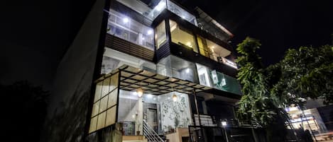 Depan hartanah - siang/malam