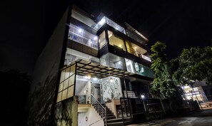 ด้านหน้าที่พัก - ตอนเย็น/กลางคืน