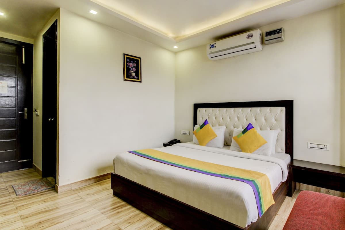 Deluxe Room | Iron/ironing board, rollaway beds, free WiFi, bed sheets