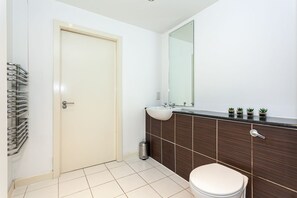 Departamento exclusivo | Baño | Tina con regadera y toallas