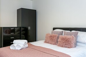 2 bedrooms, laptop workspace, iron/ironing board, free WiFi