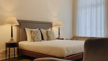 Bộ đồ giường cao cấp, minibar, bàn