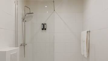 Junior Suite | Bathroom shower