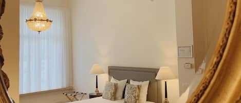 Junior-sviitti | Ylelliset vuodevaatteet, minibaari, työpöytä