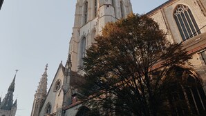 Une cathédrale historique à l’architecture gothique complexe, caractérisée par de nombreuses flèches et des sculptures en pierre très détaillées.
