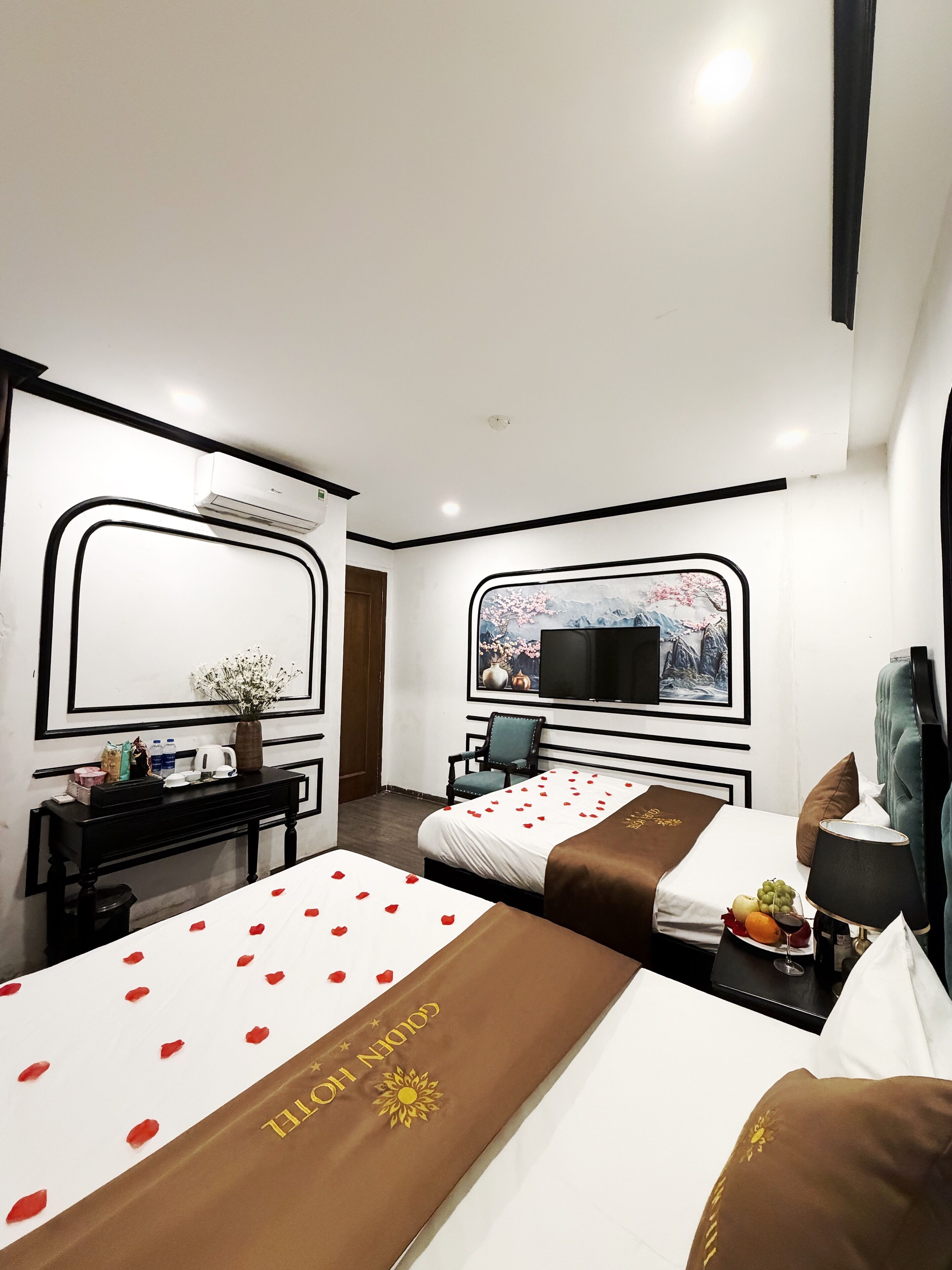 Photo - Golden Hotel