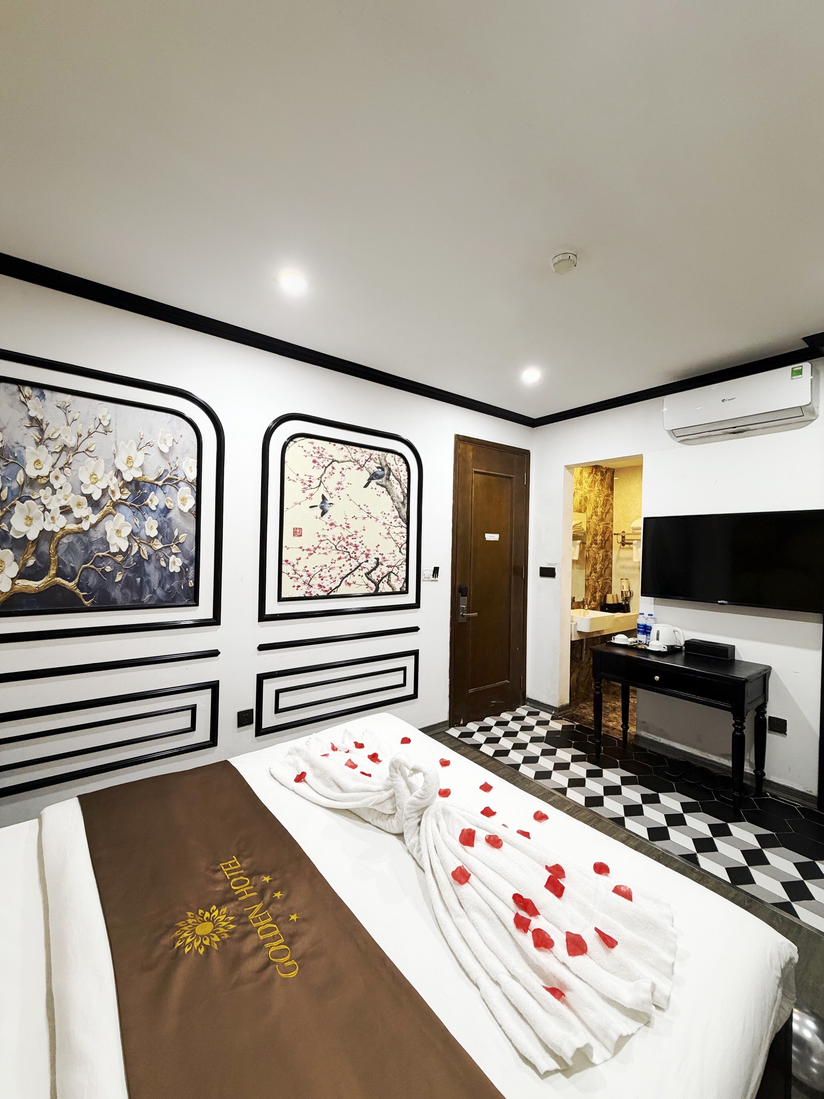 Photo - Golden Hotel