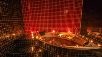 VIP Room, King Bed | Phòng tắm | Đồ dùng nhà tắm miễn phí, máy sấy tóc, dép đi trong nhà