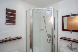 Classic Townhome, 3 Bedrooms, Balcony, Lakeside | Bathroom | Shower, free toiletries, towels