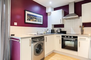 Casa geminada clássica, 3 quartos, sacada, ao lado do lago | Cozinha privada | Geladeira, fogão, cooktop, chaleira elétrica