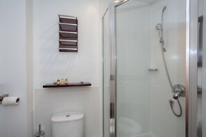 Classic Townhome, 3 Bedrooms, Balcony, Lakeside | Bathroom | Shower, free toiletries, towels