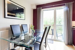 Classic-pientalo, 3 makuuhuonetta, parveke, järven rannalla | Yksityinen keittiö | Jääkaappi, uuni, liesi, vedenkeitin