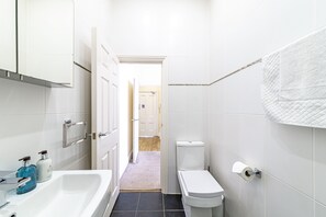 Apartment (Ground Floor) | Badezimmer | Haartrockner, Handtücher