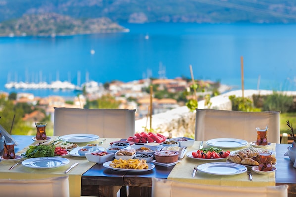 Free daily full breakfast - Harmanyeri Tatilevi Selimiye (Marmaris)