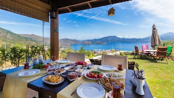 Free daily full breakfast