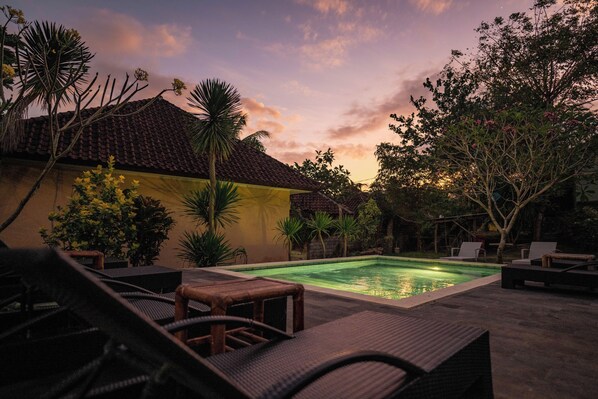 Outdoor pool - Join Homestay (Kuta)