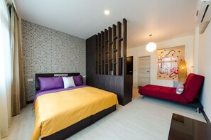 Desk, blackout drapes, soundproofing, free WiFi - T.T. House (Hengchun)