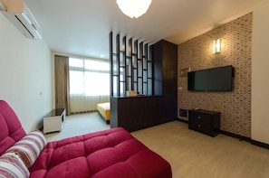 三人房 | 办公桌、遮光窗帘、隔音、免费 WiFi