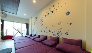 Desk, blackout drapes, soundproofing, free WiFi - T.T. House (Hengchun)