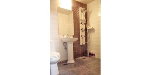Shower, hair dryer, bidet, towels - Palgongsan Youth Hostel (Daegu)