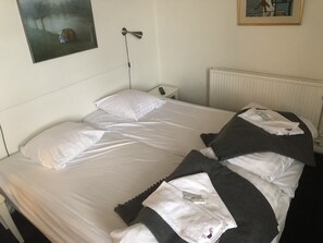 Escritorio y ropa de cama 