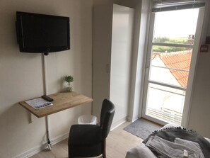 Escritorio y ropa de cama 