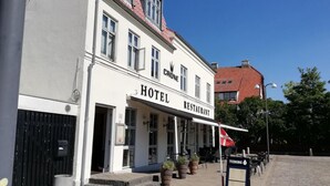A white building with a sign reading "CROWN HOTEL RESTAURANT". - Hotel Crone (Grenaa)