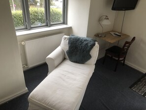 Escritorio y ropa de cama 