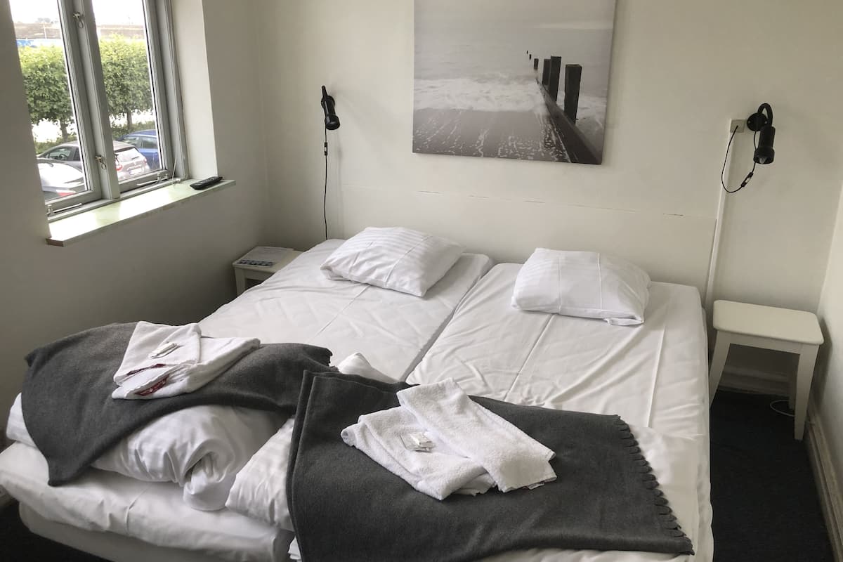 basic double room (3) | desk, bed sheets