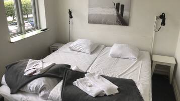 Doppia Basic (3) | Una scrivania, lenzuola