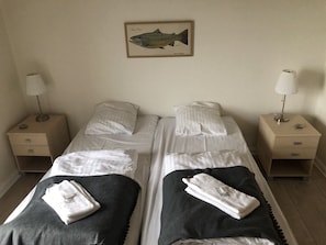 Desk, bed sheets - Hotel Crone (Grenaa)