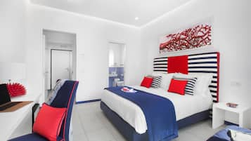 Minibar, caja de seguridad en la habitación y escritorio