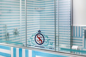 Dusche, kostenlose Toilettenartikel, Haartrockner, Bademäntel