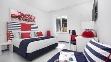 Een minibar, een kluis op de kamer, een bureau, geluiddichte muren