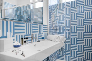 Rom – exclusive, terrasse (Capri) | Bad | Dusj, toalettartikler (inkludert), hårføner og badekåper