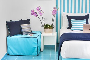 Deluxe Room (Sorrento) | Minibar, in-room safe, desk, soundproofing