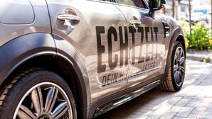 A silver car with "Echzeit" and "DEIN HOTELQUARTIER" written on its side. - EchtZeit - Dein Hotelquartier (Braunlage)