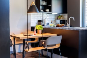 Apartemen Desain | Dapur pribadi | Microwave, kompor, mesin pencuci piring, dan mesin espresso