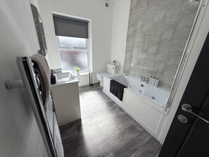 Luxury Apartment, Hot Tub (Reads Boyd) | Bathroom - Reads Luxury Apartments (Blackpool)